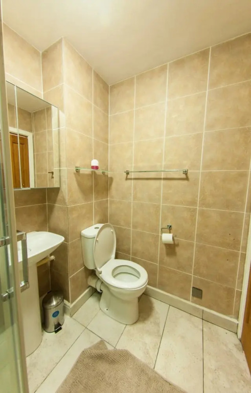 Bright and Spacious Flat Near Borough