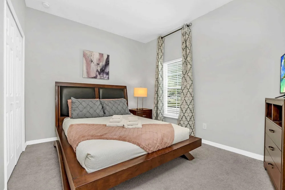 Roomy Town Home, Mickey-themed Bedroom! #4bv550