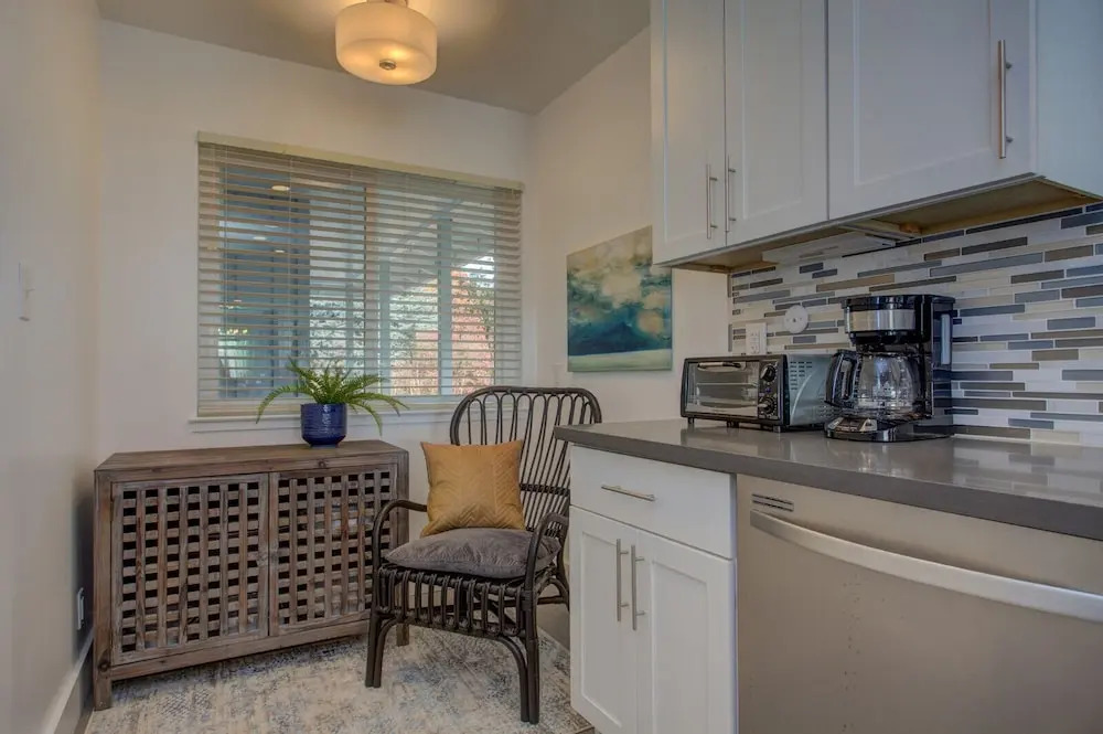 Bird Paradise: Serene Bayview Home in East Alameda 2 Bedrooms 2 Bathro