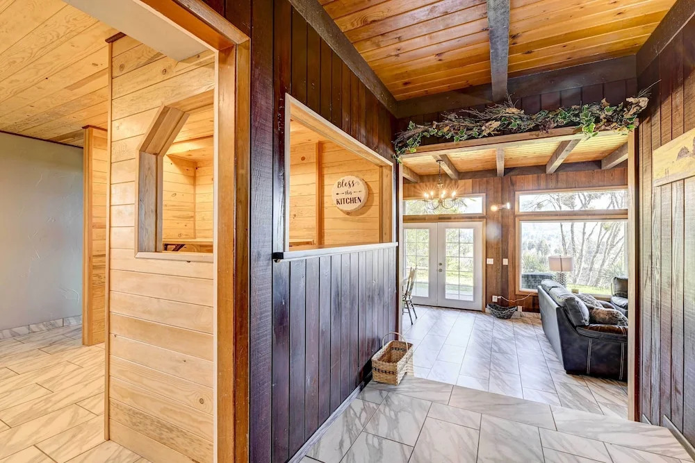 Pet-Friendly Grants Pass Home w/ Hot Tub