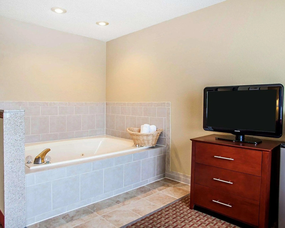 Quality Inn & Suites Davenport near I-80