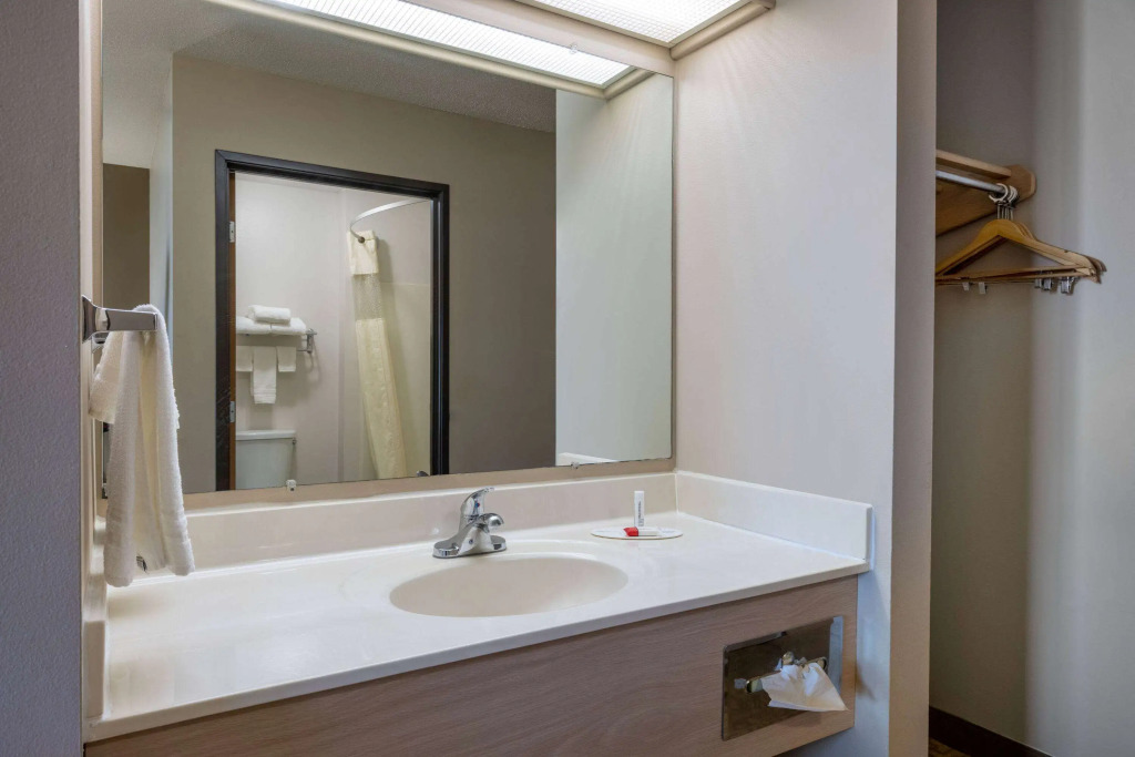 Super 8 by Wyndham Jackson MN