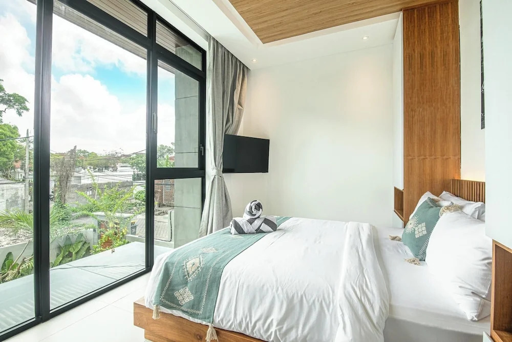 Luxury 5BR Retreat, 400m to Café Del Mar