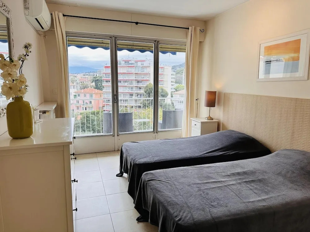 Two Bed Apt in the Center of Cannes - 2229