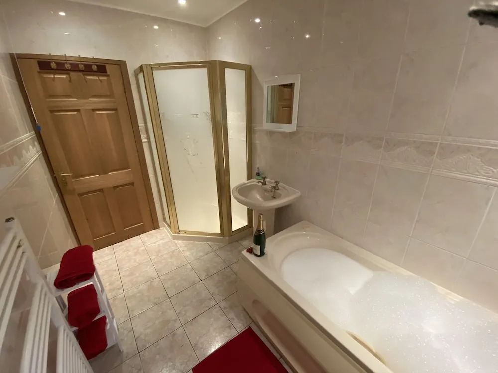 Country Cottage Sleeps 6 w Hot Tub & Dog-Friendly