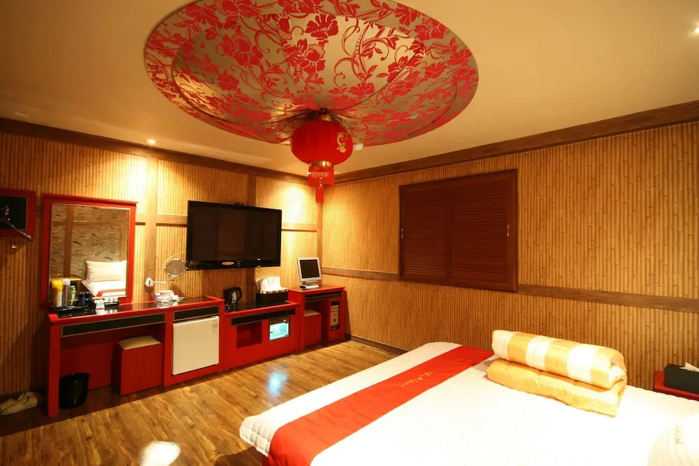 Hera Hotel