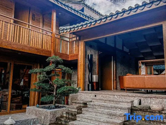 Panoramic View of Snow Mountain in Shanye Rizhao Jinshan (Lijiang Ancient City Branch)