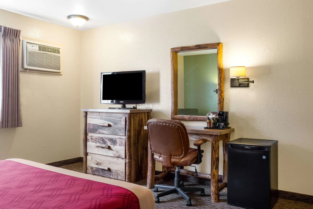 Econo Lodge, Downtown Custer Near Custer State Park and Mt Rushmore