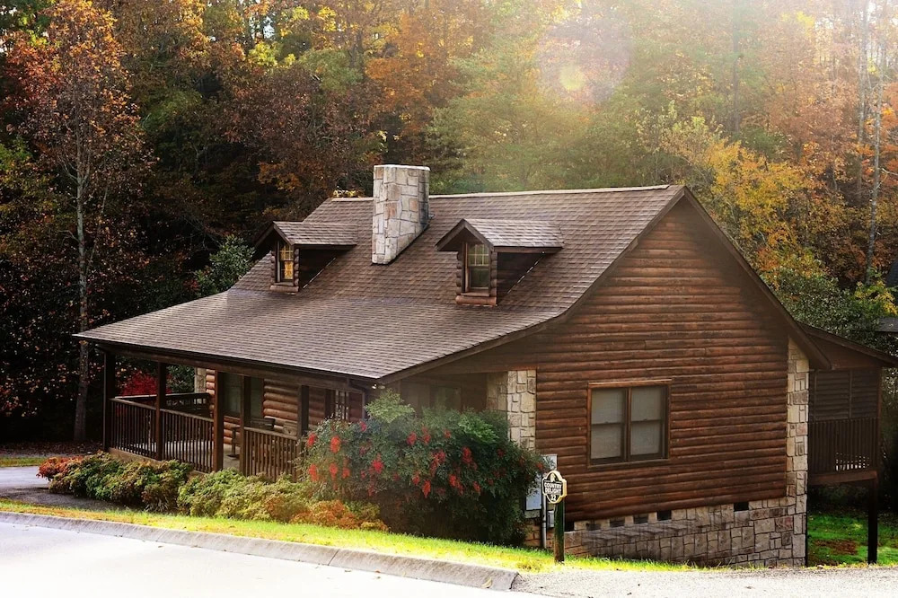 Er31 - Grandma And Granpaws Place - Great Location - Close To Parkway In Pf 2 Bedroom Cabin by RedAwning