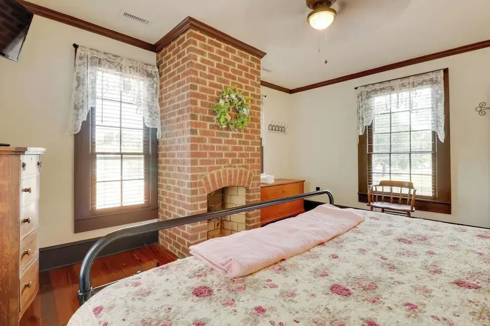 Walk to Downtown: Historic Home in Edentons Heart