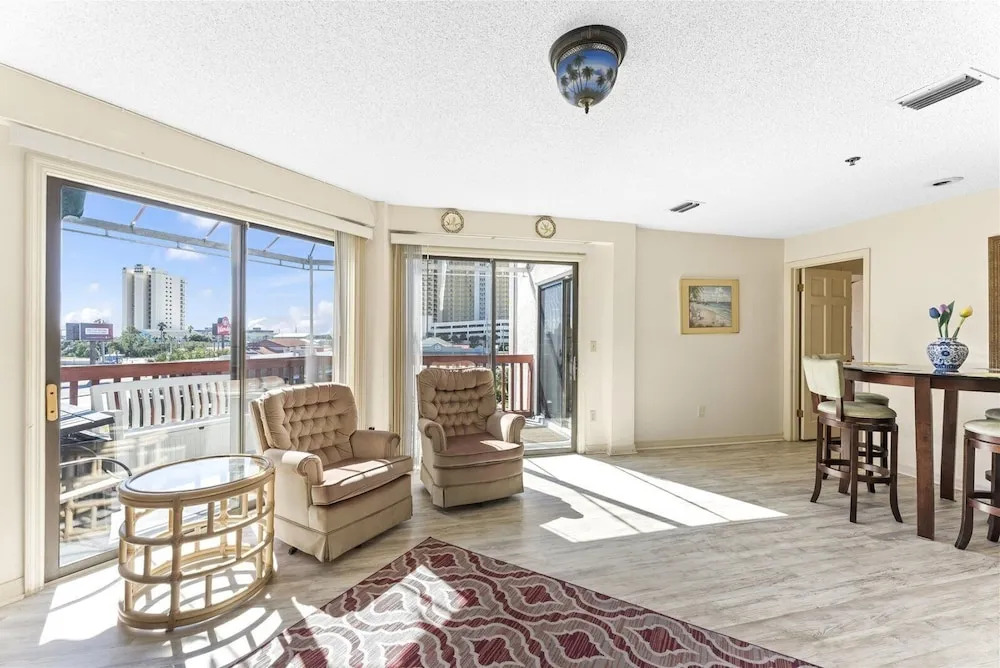 1302b St Thomas Square