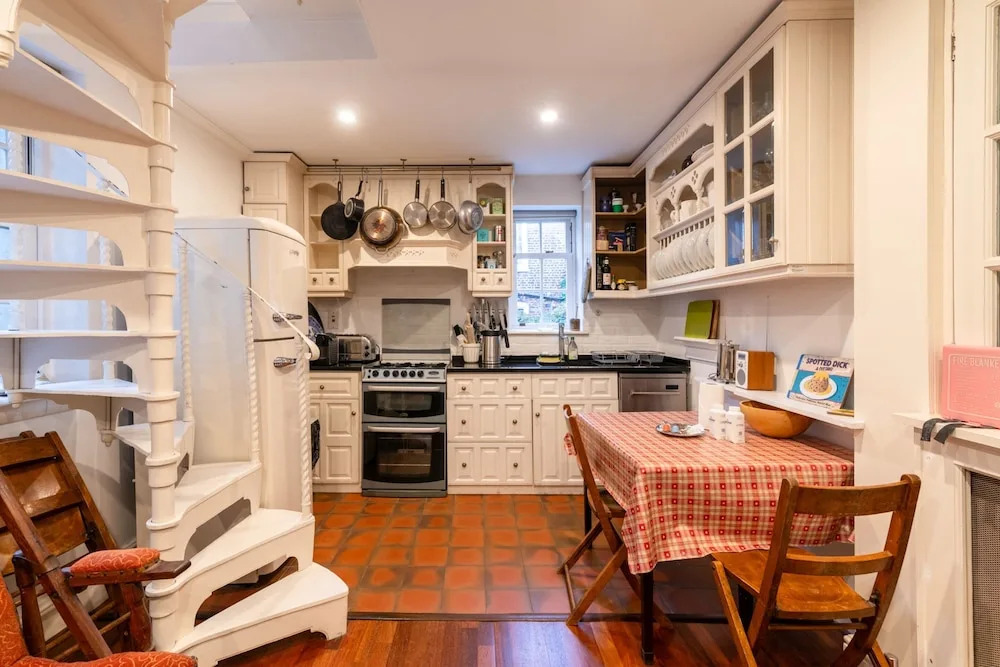 Character Cottage In Historic Hampstead