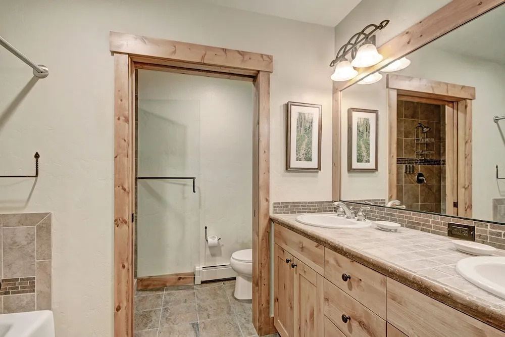 Rocky Mountain Luxury - Large Ski-in Winter Townhome 6ppl 2 Bedroom Townhouse by RedAwning