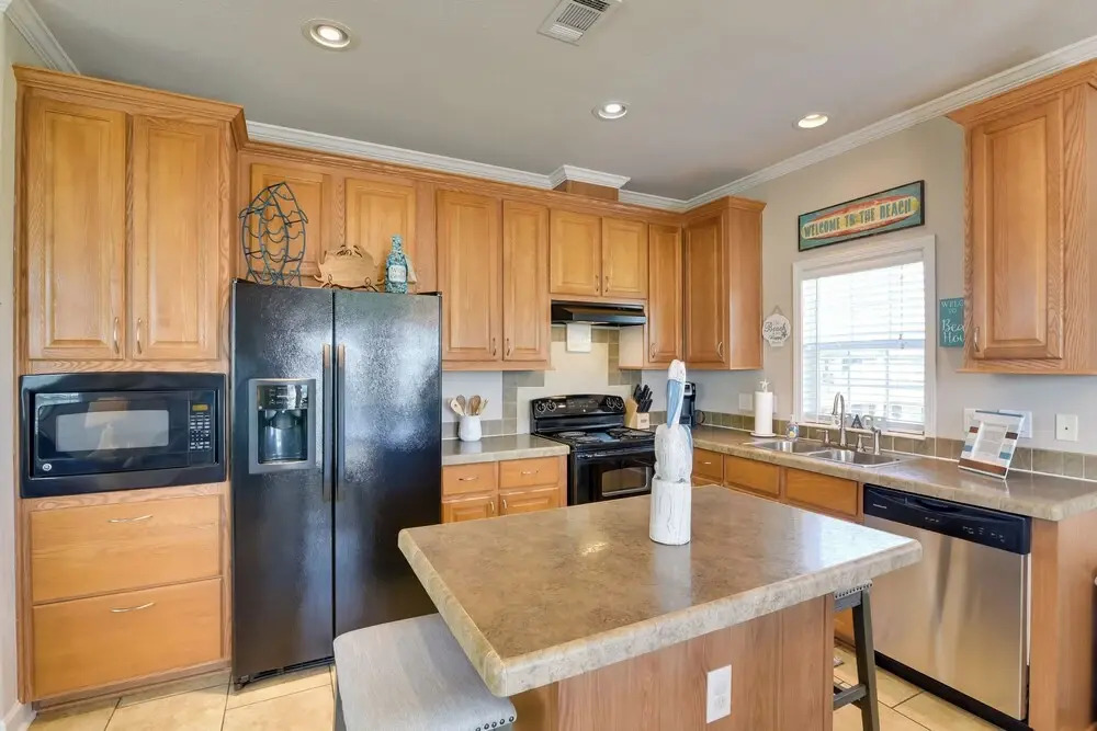 Walk to Shore! Coastal Family Gem in Crystal Beach