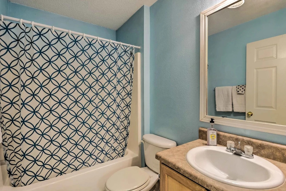 Cute Pensacola Townhome ~ 9 Mi to Downtown!
