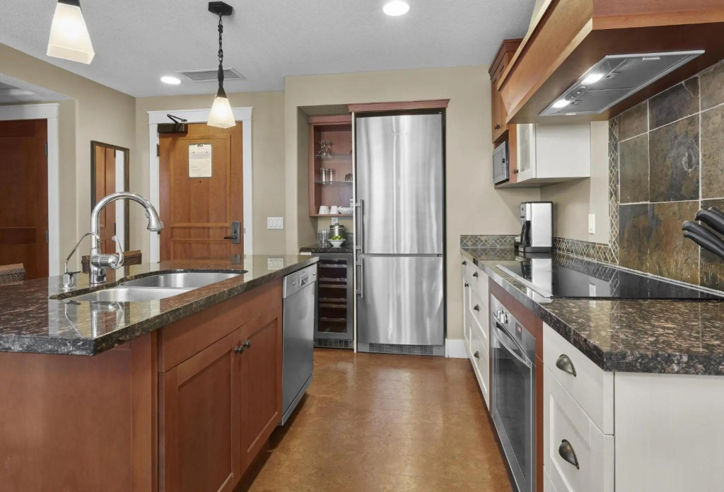 Star Suite -Luxurious condo with 3 fireplaces, and open Pool