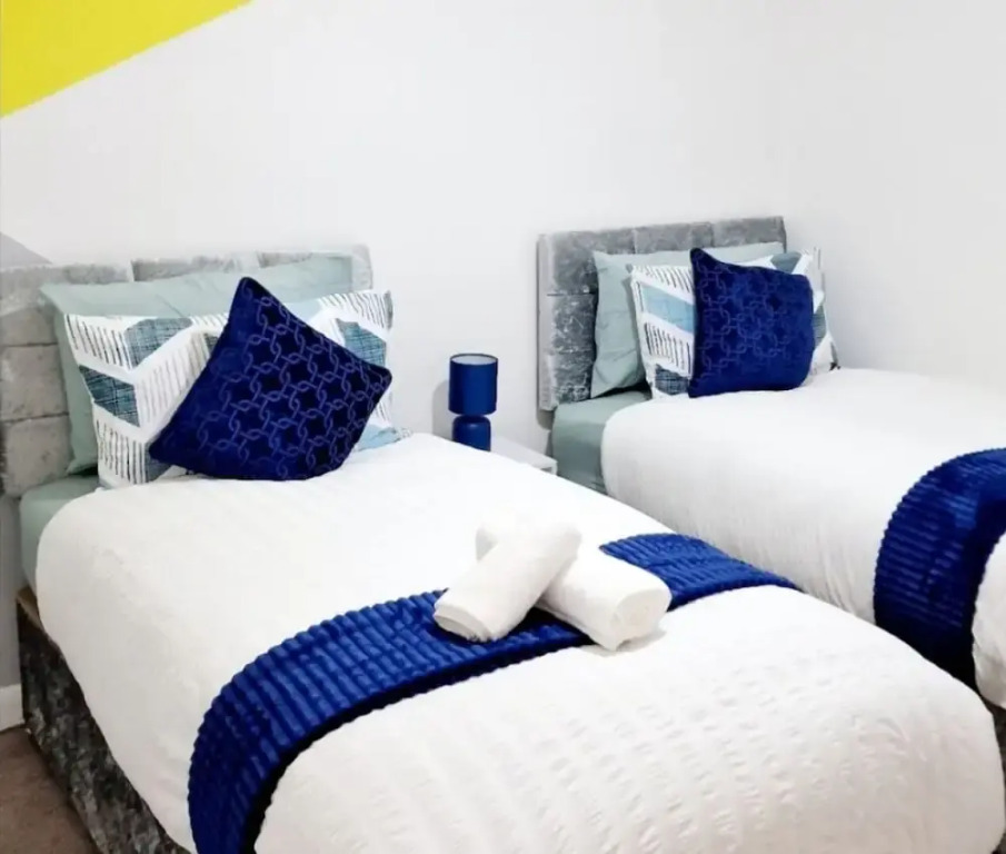 Gillingham Home - Sleeps 4 - Comfort & Convenience
