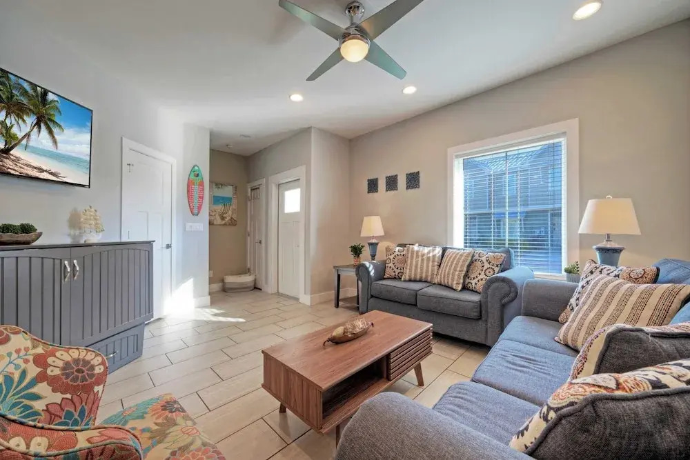 Sleeps 19 2 Homes w/ Pool, Foosball+shuffleboard Mins to the Beach + Shops