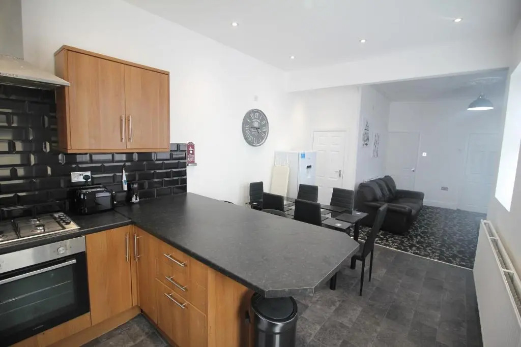 Henthorne Choice - Large Property - Close to Town Centre