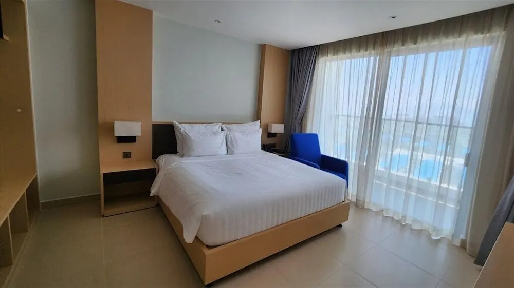 Happy Beach Oceanview Arena Cam Ranh Condotel