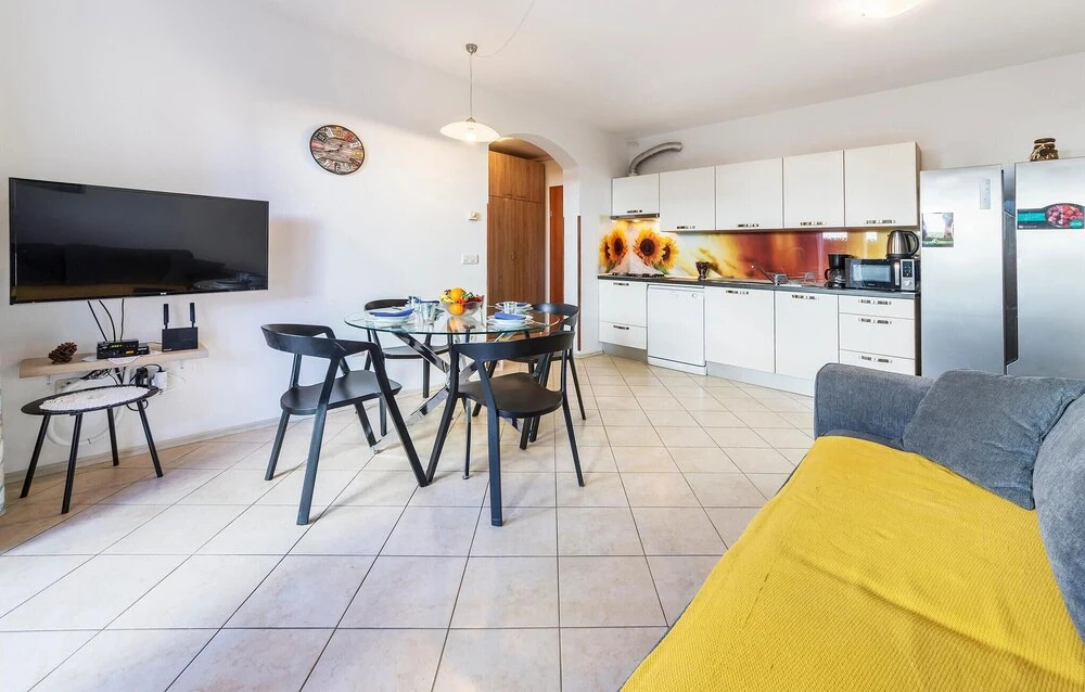 Awesome Apartment in Banjole With Wifi, 1 Bedrooms and Outdoor Swimming Pool