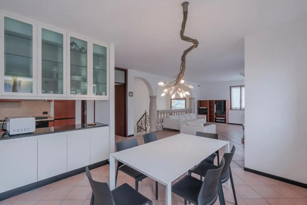 Casa Mary Tre - attico con terrazza a 2 passi dal lago
