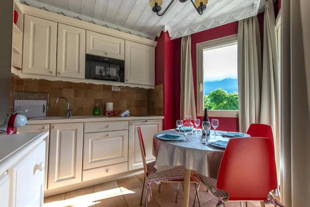 Les Roseaux du Lac - 7 appartements situés dans une résidence posée au bord du lac dAnnecy