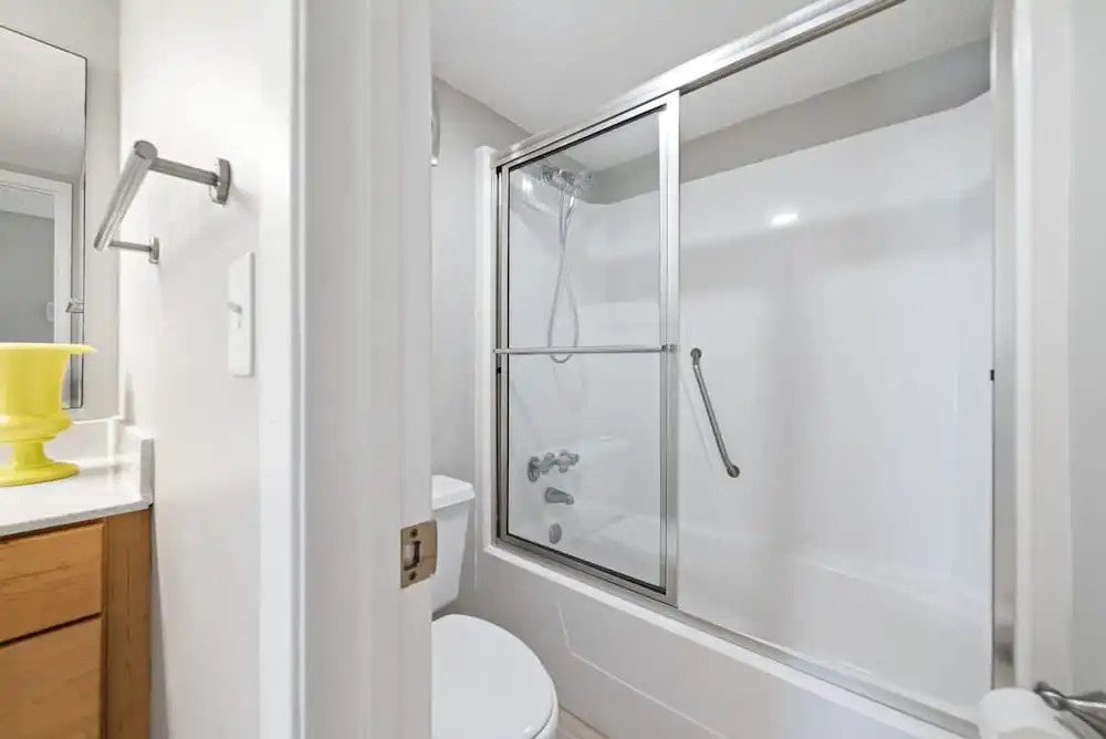 Edgewater 82- Floor to Ceiling Glass Doors 2 Bedrooms low Density Complex