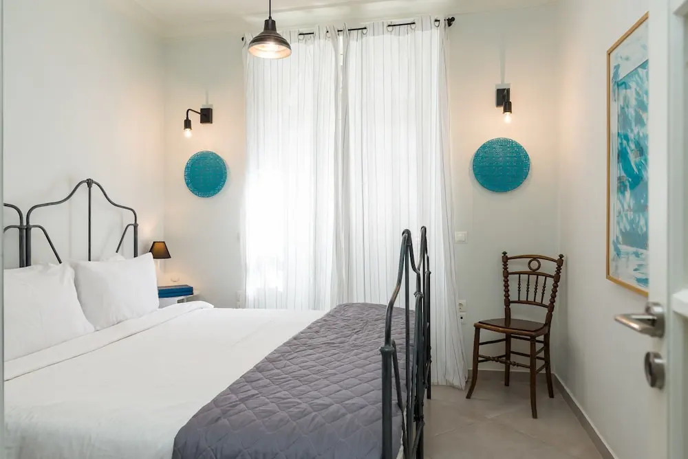 1930s Athenian House by YHA