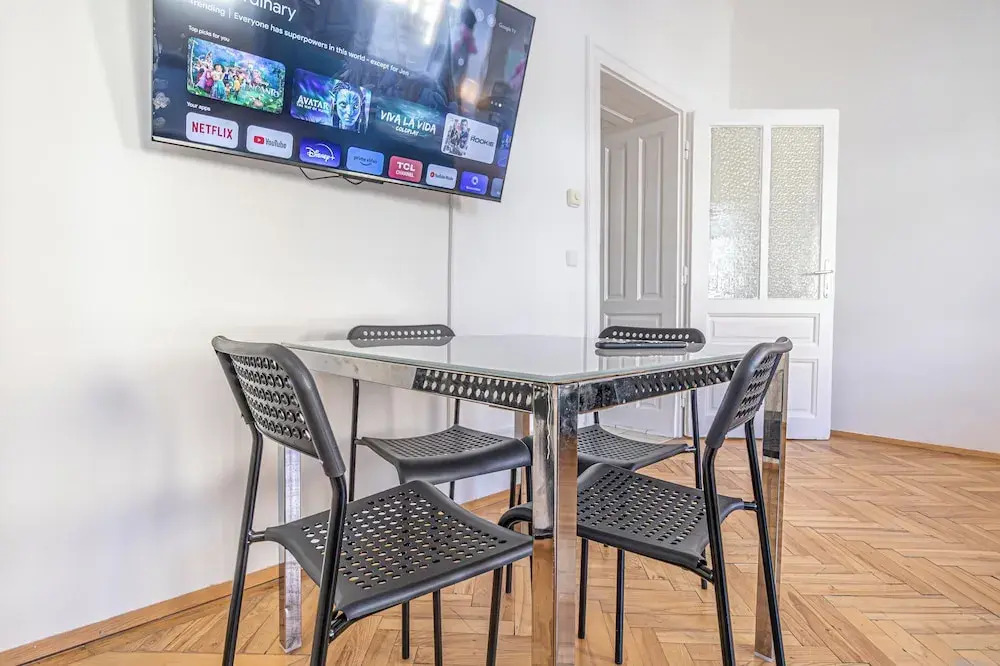 Chic 2BR Retreat Near Belvedere Palace