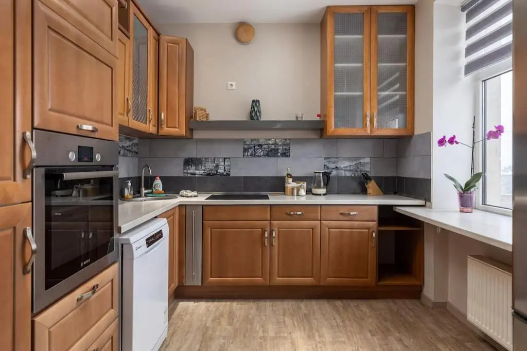 Lovely 2-bdrm condo ideal for a family with children, free parking on premises