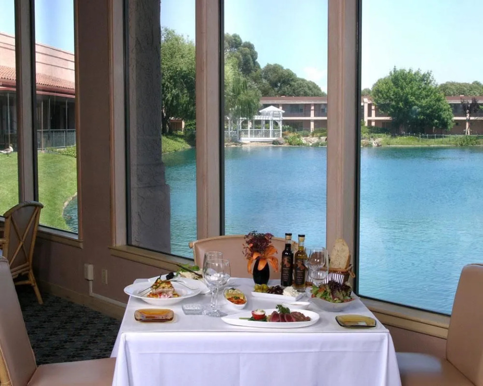 Red Lion Hotel Woodlake Conference Center