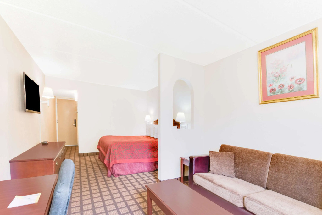 Days Inn & Suites by Wyndham Laredo