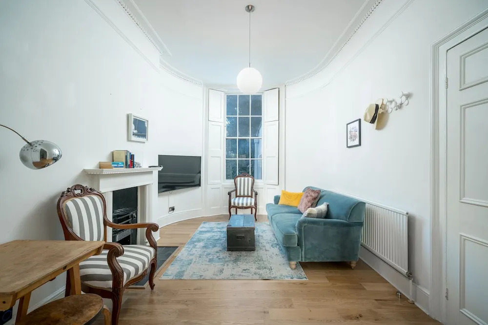 JOIVY Elegant 4 Br House W/Deskspace, Moments From Angel