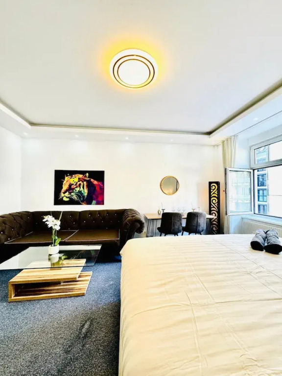 Private Rooms in Spacious 7-Bedroom Apartment, Prime Location