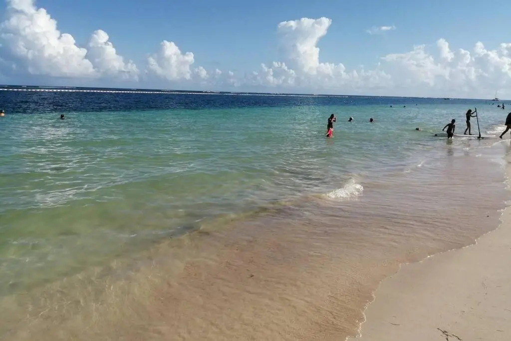 Modern 1 bedroom suite by beach Great location!