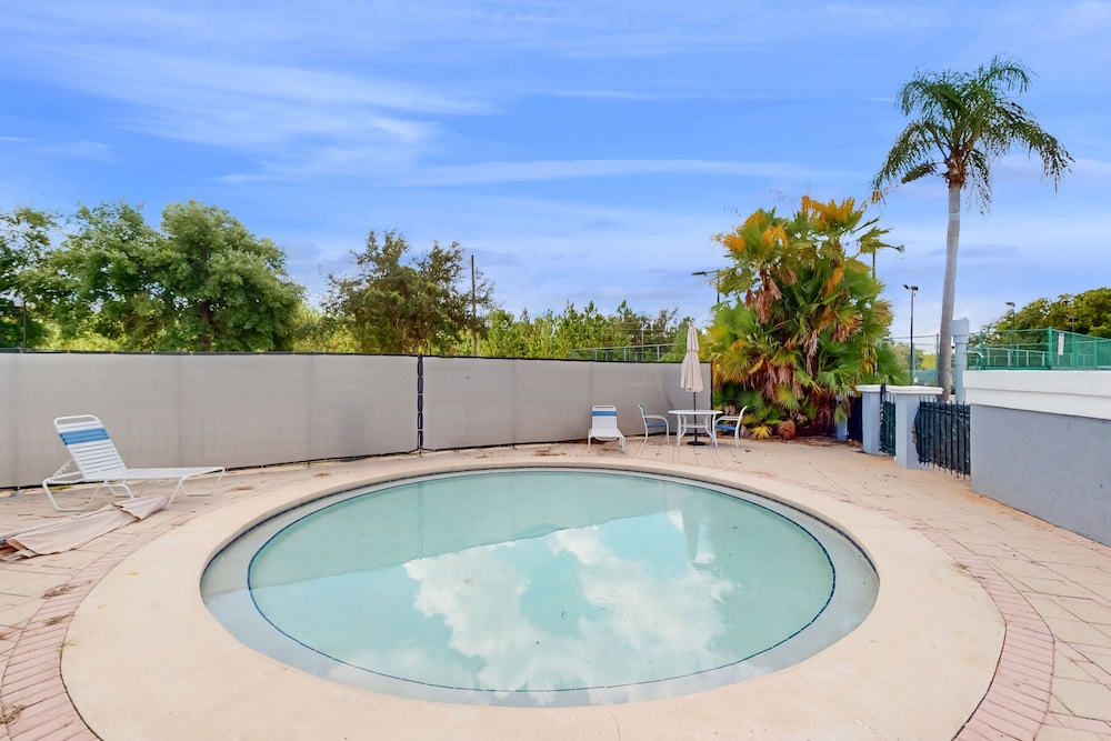 Comfortable Townhome Near Disney With Athletic Courts & Pool Access, Patio, & AC