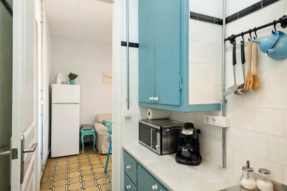 3 Bedroom Apt W/balcony 4 min to Tube