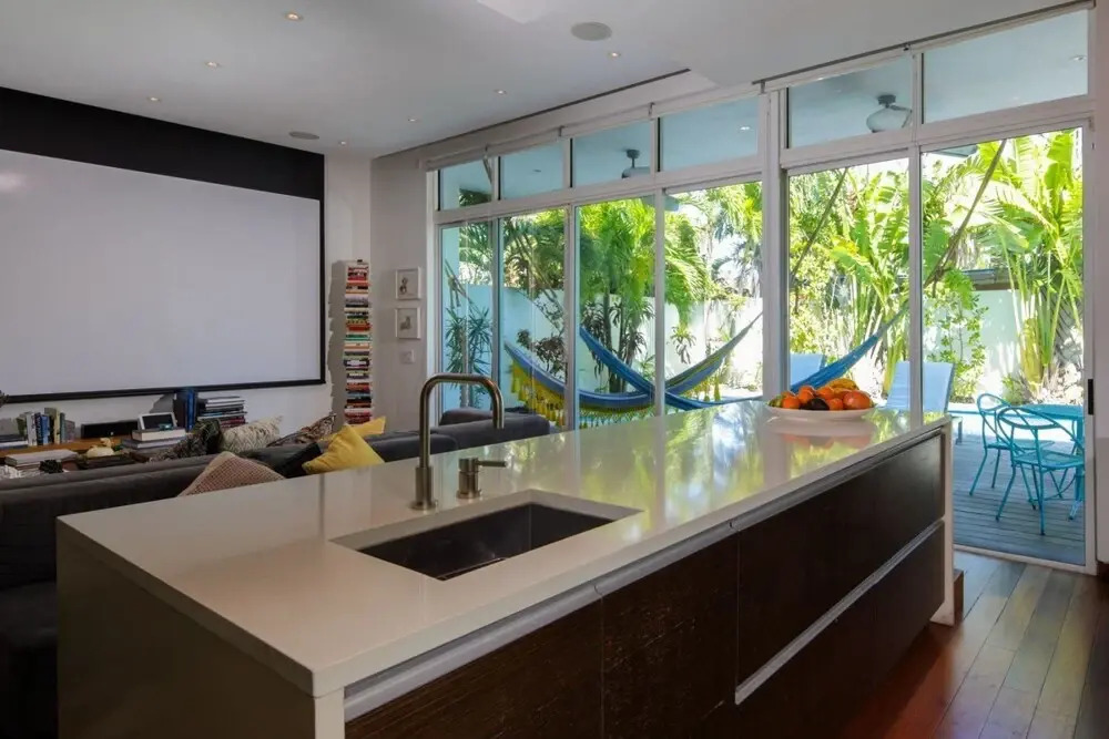 Miami Abode - Private & Sanitized, Perfect for Working From Home. Private Pool, Pet Friendly. Super-host Support