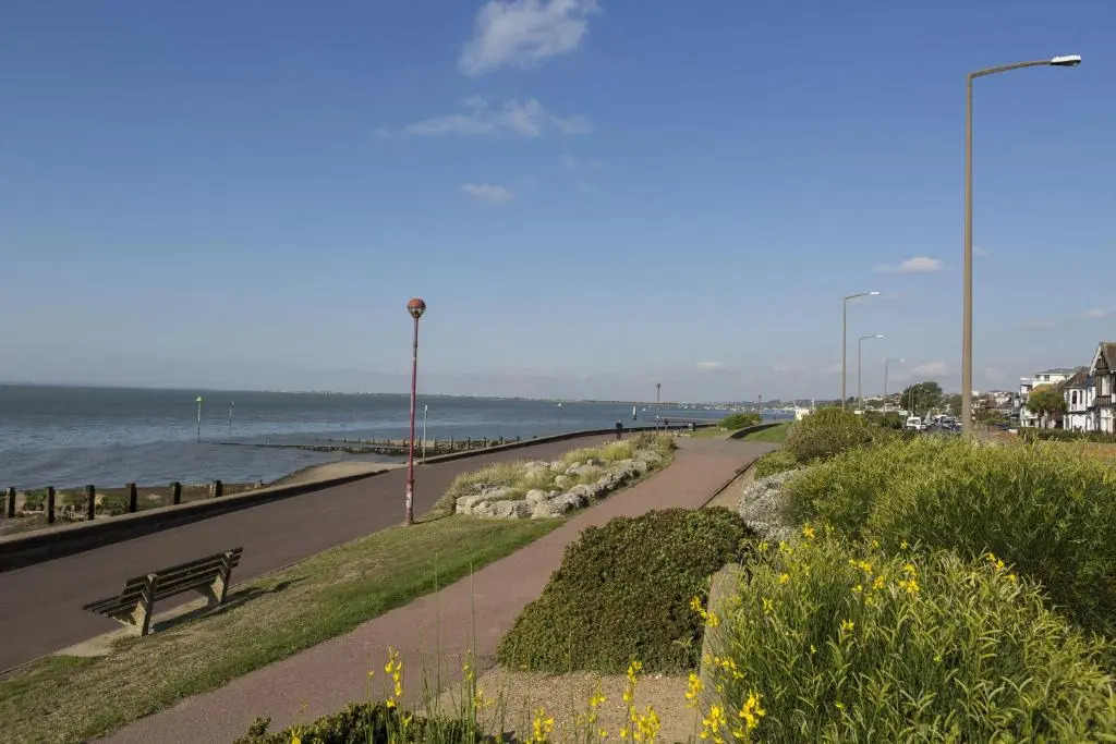 Southend Inn Hotel - Close to Beach, Train Station & Southend Airport
