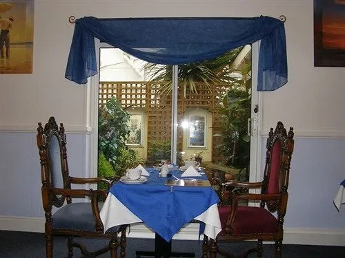 Kingswinford Guest House with Free Parking