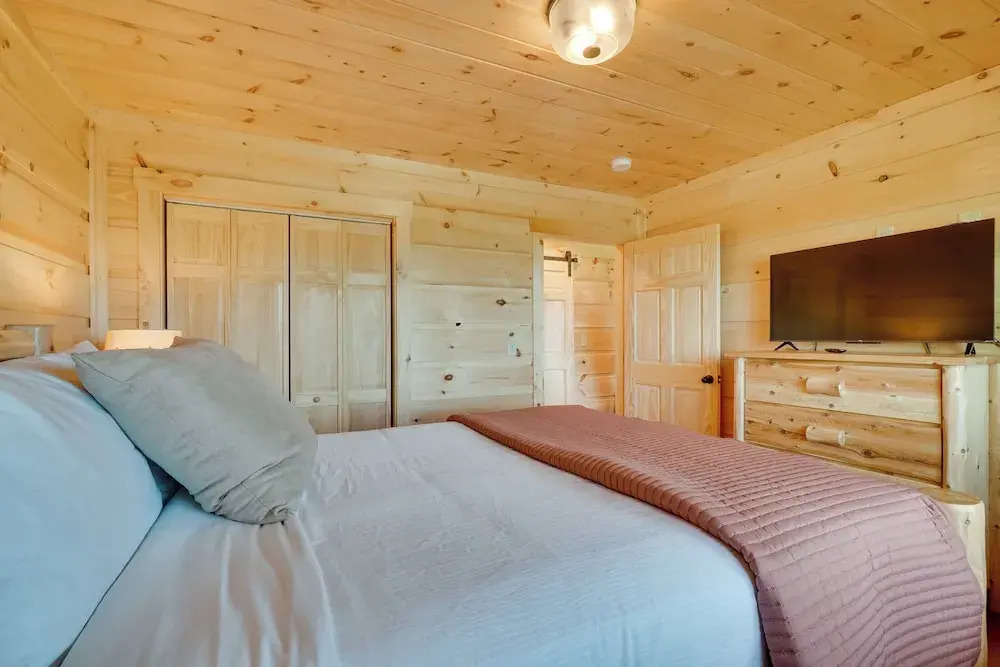 Gorgeous Gatlinburg Cabin: Large Deck & Hot Tub!