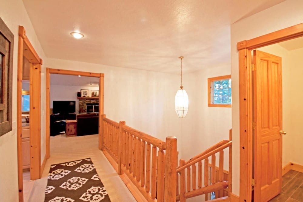 Griggs House - HOT TUB - Close to Tahoe City!