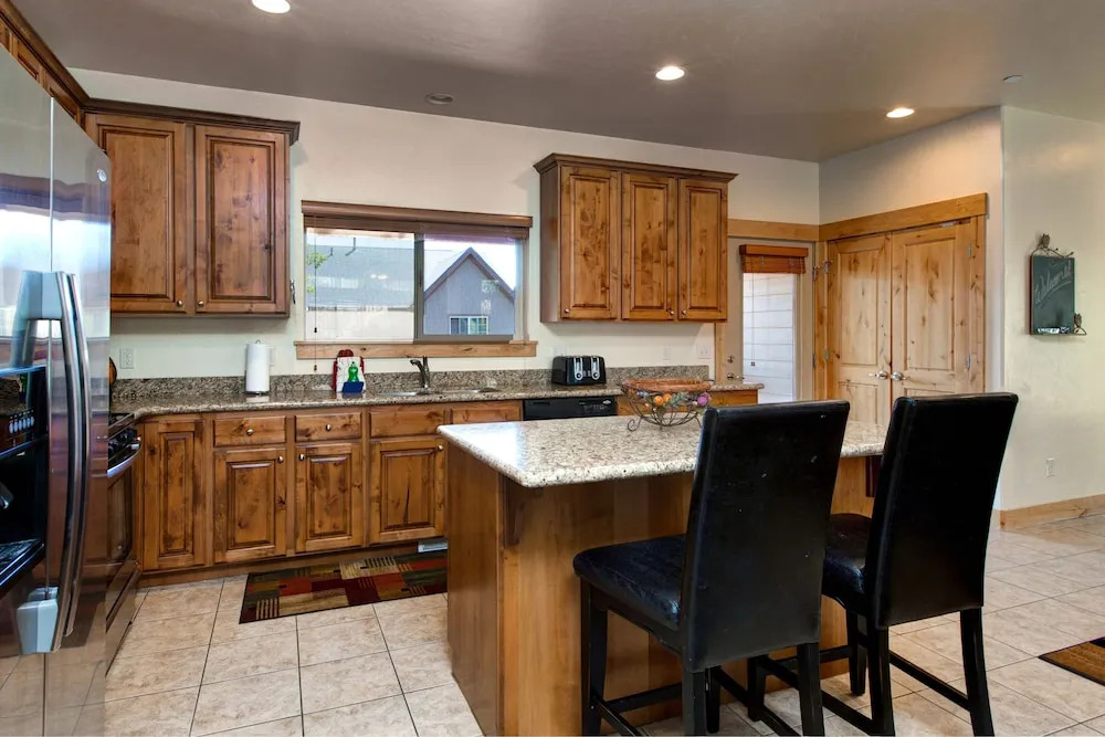 4BR 3.5BA Urban Alpine Home by RedAwning