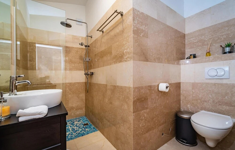Amazing Home in Zadar with Outdoor Swimming Pool, Hot Tub & 2 Bedrooms