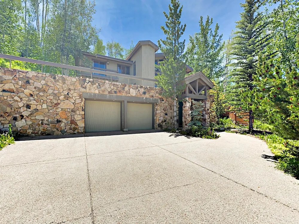 Beautiful 4br + Den W/ Hot Tub & Views - Near Slopes 4 Bedroom Home
