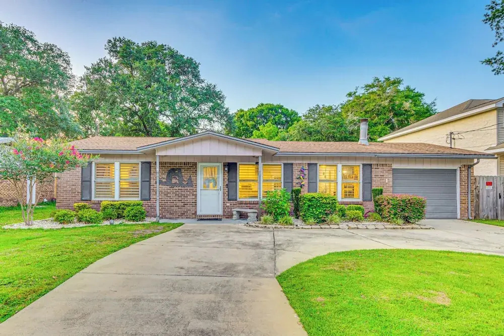 Fort Walton Beach Home w/ Pool: 5 Mi to Beach!