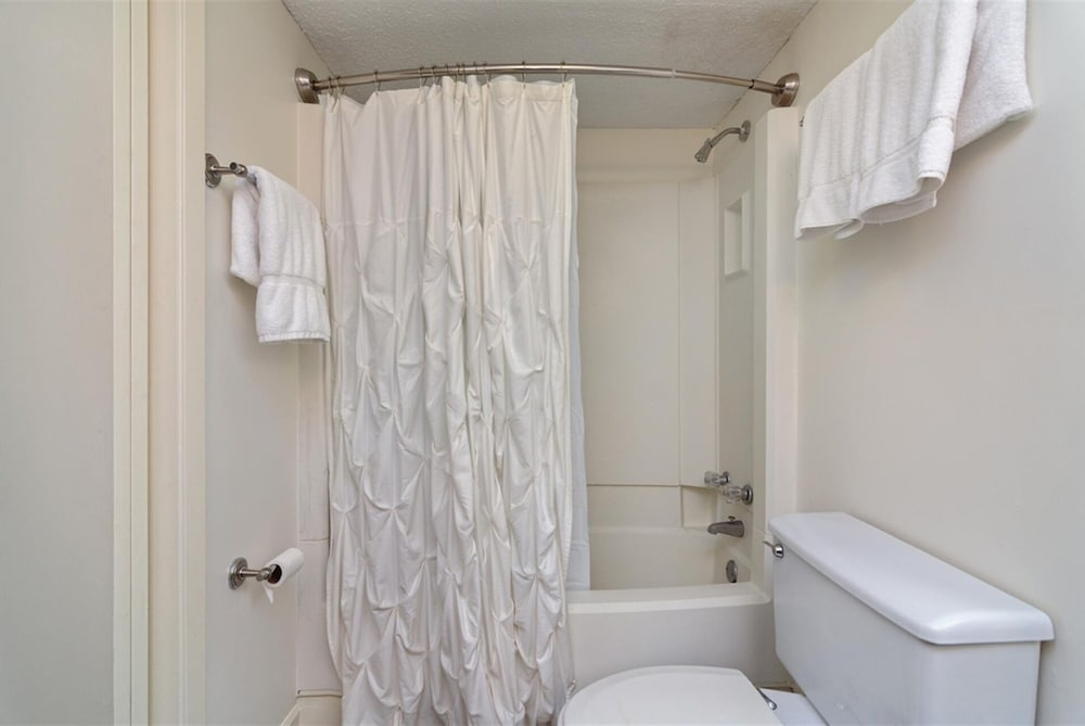 Shoreline Towers 1045 2 Bedroom Condo