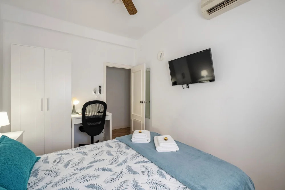 Madrid center room just 3 metro stops