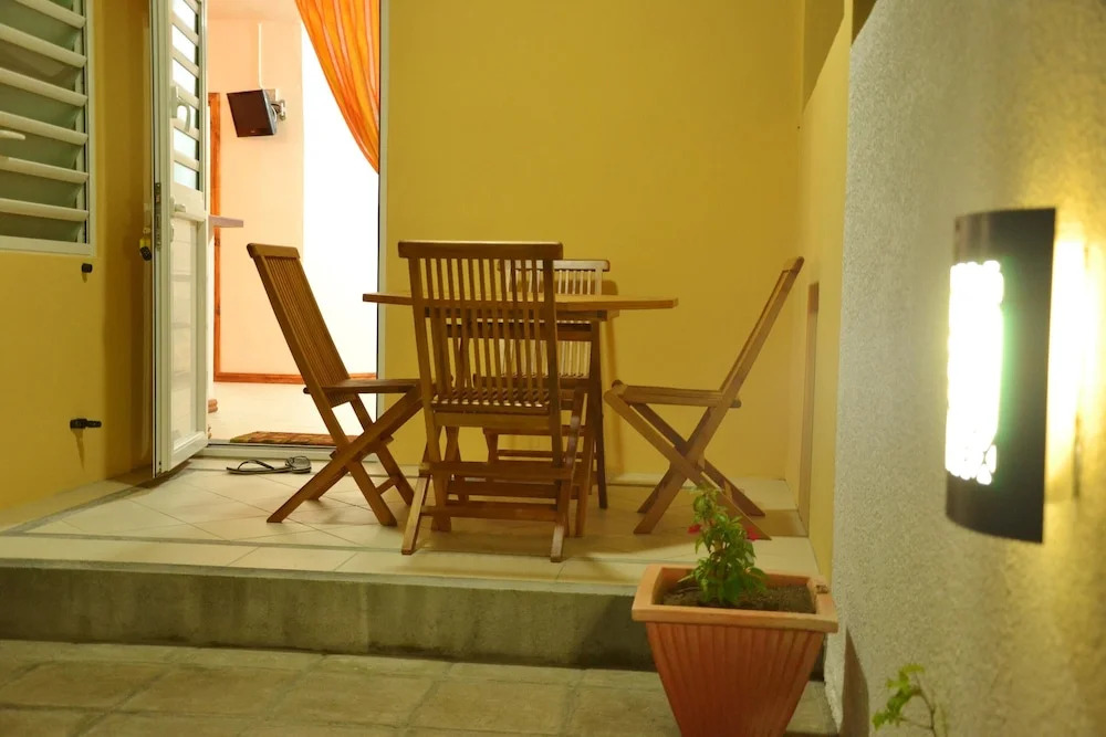 Studio in Black River, With Shared Pool, Enclosed Garden and Wifi - 1 km From the Beach